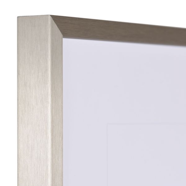 Vista de la esquina de un marco de aluminio cepillado gris, anodizado mate